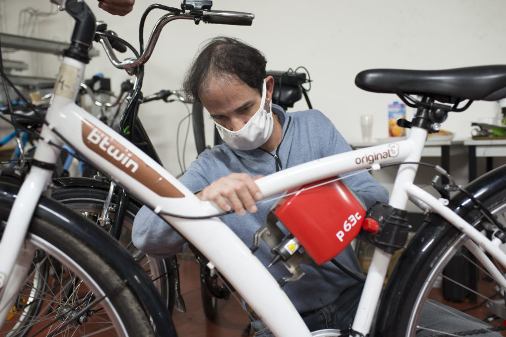 "La petite reine de l'insertion", projet de la Maison Intercommunale de l'Insertion et de l'Emploi (M2EI). Reconditionnement de vélos par des salariés en insertion. Marquage Bicycode d'un vélo.